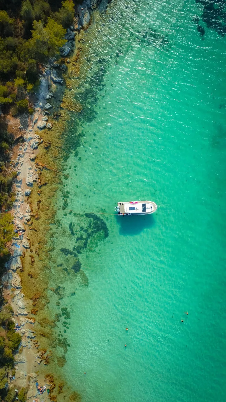 Turkuaz denizde tekne, temsilî fotoğraf