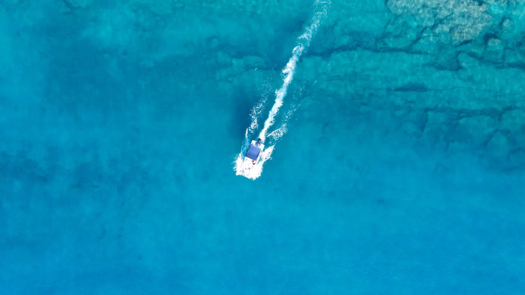 Denizde tekne izi, temsilî fotoğraf
